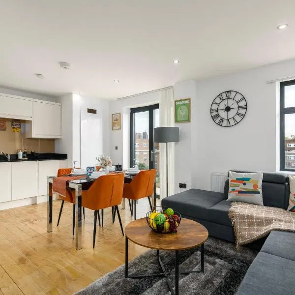 Modern Top-Floor 2-Bedroom, 2-Bathroom Apartment with Lift & a Private Balcony, Sleeps 6, hotel in London