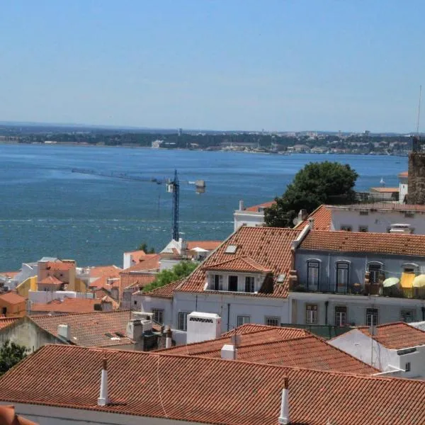 Ideal address with fantastic view Castel -Old Town-River, hotel sa Lisbon