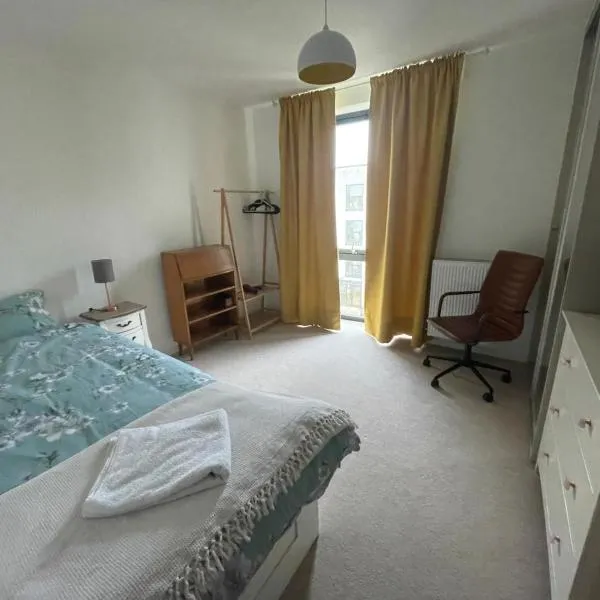 Double Bedroom with En-Suite, hotel en Brent