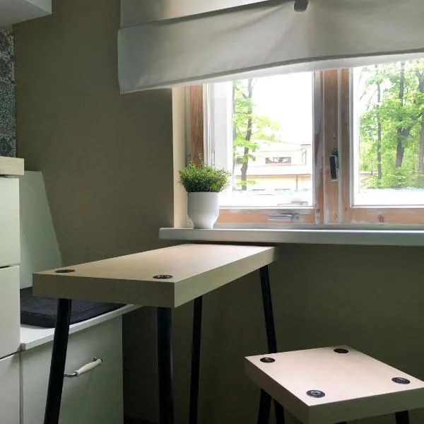 Cozy 1-bedroom apartment with free parking, hotel a Riga