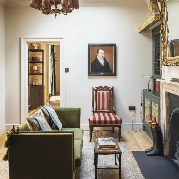 Luxury Central Bath Apartment with Private Sauna، فندق في باث