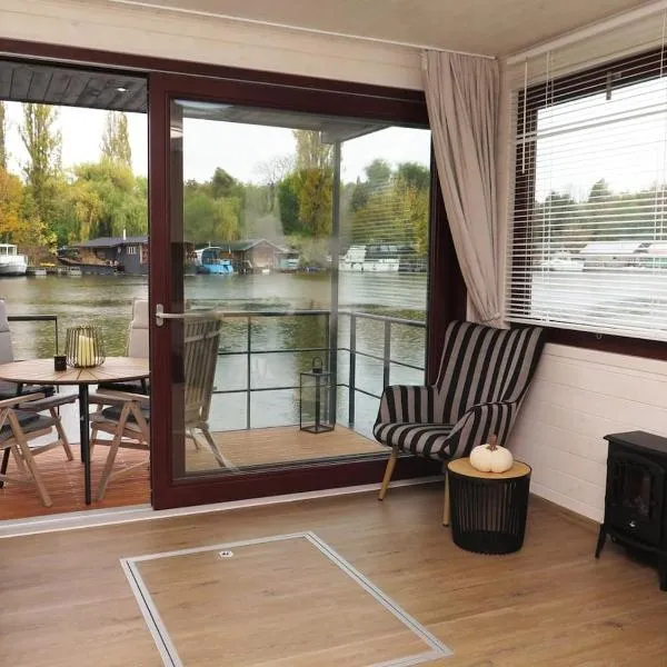 Houseboat Rosie, hotel v Praze