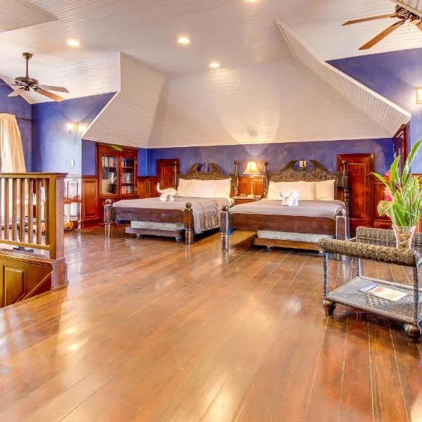 Crow's Nest Suite at Mahogany Hall -Gold Standard Certified, hotel in San Ignacio