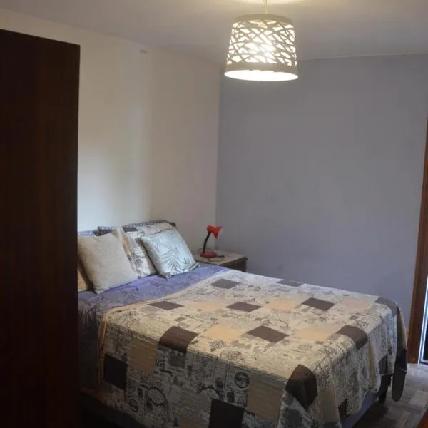 Habitación con baño privado al fondo de la casa - 3B, hotel in Salto