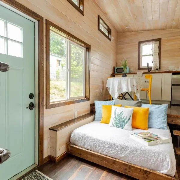 Tiny house on Flower Farm in downtown Atlanta โรงแรมในแอตแลนตา