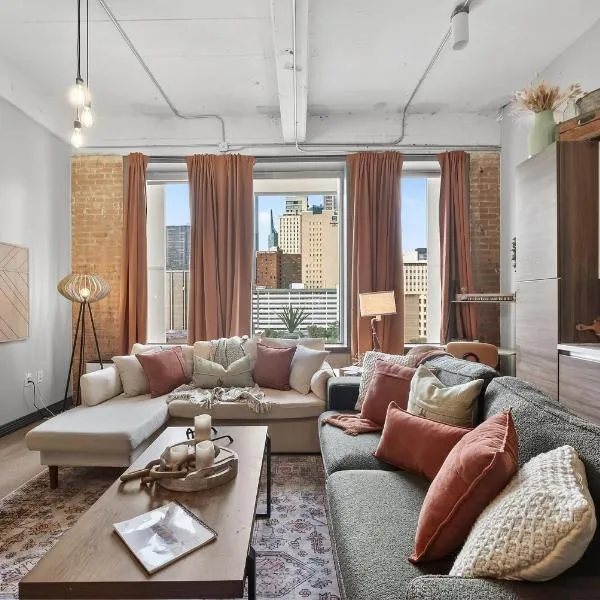 Modern-Chic Loft in Heart of Dallas โรงแรมในดัลลัส