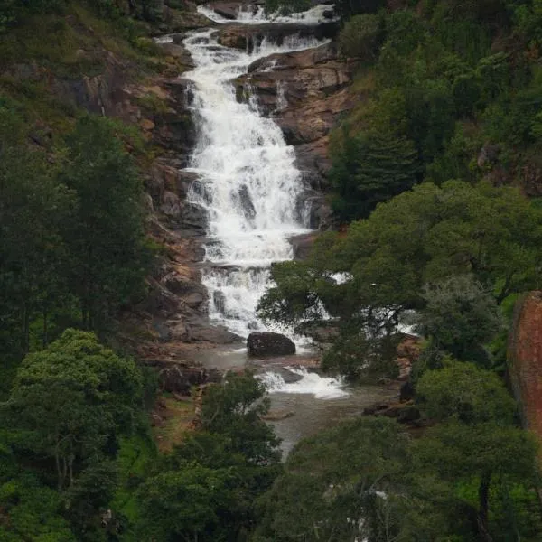 Estate Bungalow with Waterfall, Mountain & Valley Views, hotel v destinaci Kotagiri