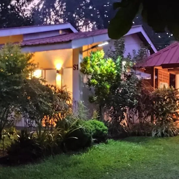ACACIA'S Cottages with Starlink Wifi, hotel en Mambajao