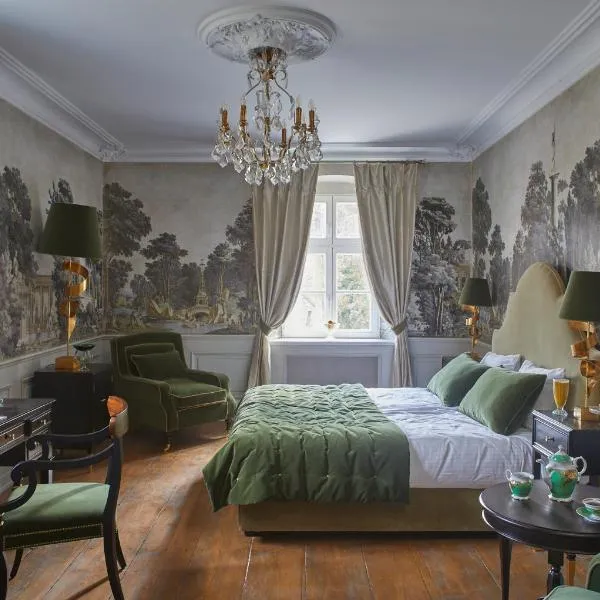Zamek Sarny - Schloss Scharfeneck, hotel v destinaci Kladsko