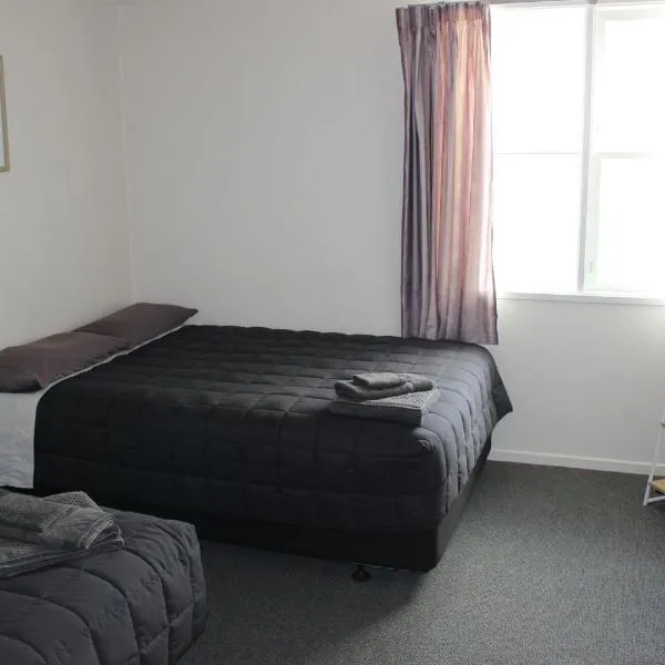 Three Furlongs Bar-Grill-Hotel, hotel in Kaiwaka