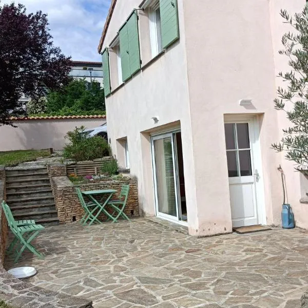 Chambre d'hôte l'Olivier, Hotel in Charly