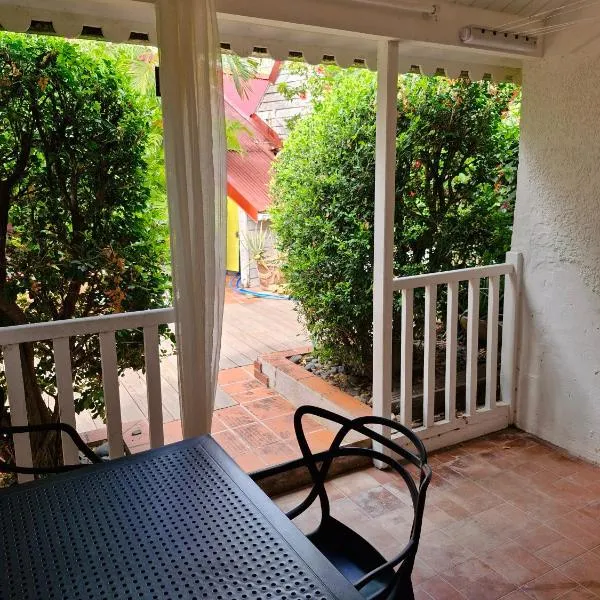 Joli appartement climatisé avec cuisine, salle d'eau, chambre et terrasse, Hotel in Marigot