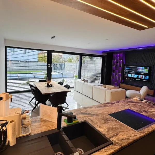 Design-Villa mit privatem Pool, Whirlpool & stimmungsvoller Beleuchtung, Hotel in Linz