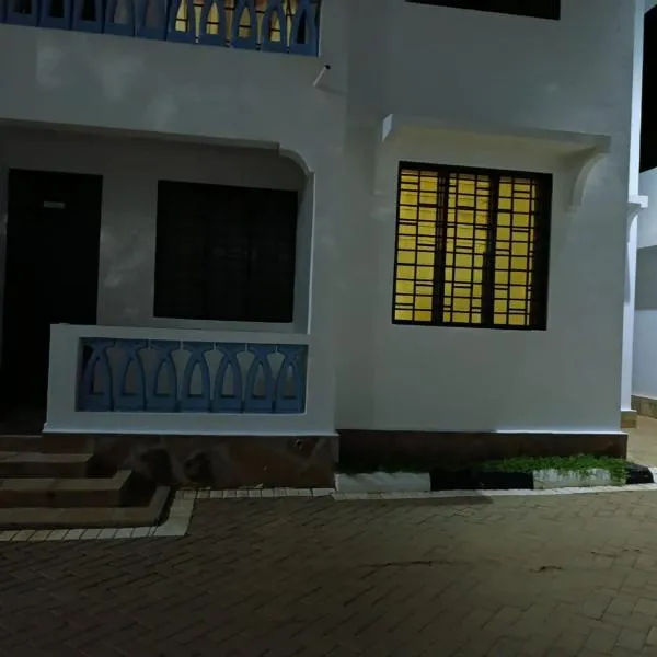 Benz Valley apartments you get a private bedroom and the host sleeps in the other bedroom you share kitchen anc living room and bathroom, hotel sa Mombasa