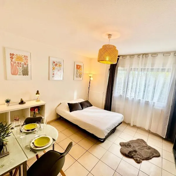 Flowers Studio, hotel in Saint-Julien-en-Genevois