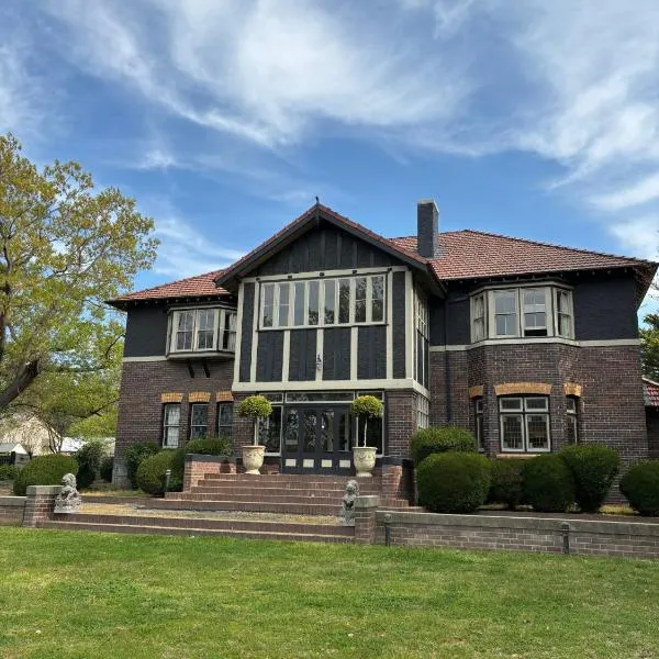 Lindsay House Guest House, hotel di Armidale