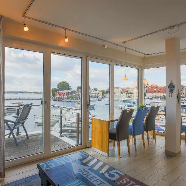 Panorama Suite- Apartment in der Hafenresidenz mit Panoramablick、ヴァーレンのホテル