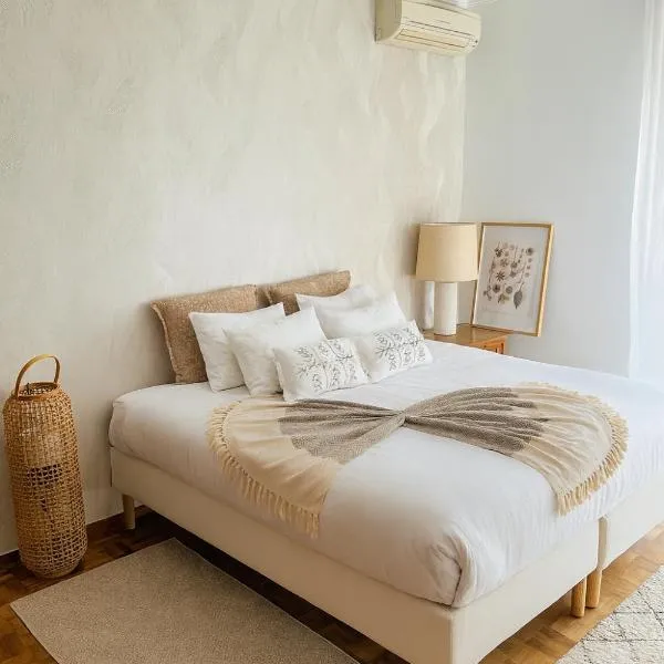 Soar Home l OLIVAIS AIRPORT l Premium Climate Comfort & Quick Airport Access, hotel em Lisboa