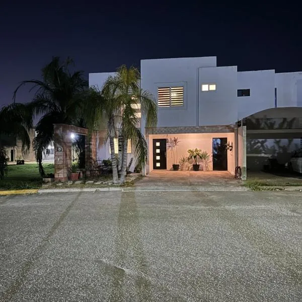 Casa completa, 4 dormitorios, 7 camas dobles, 2 sofá cama, 3 baños, cocina equipada, consola Arcade, asador, juguetes para niños, fraccionamiento privado, zona de vías rápidas, hotel v destinaci Torreón