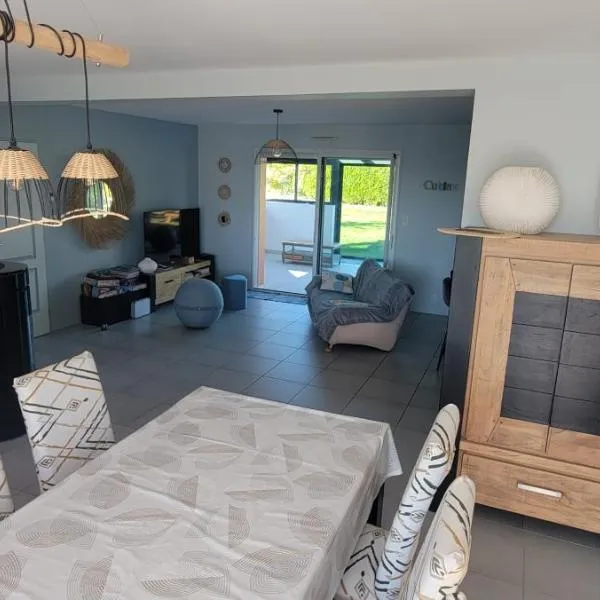 Maison spacieuse au calme à 5 min de la ville, hotel v destinaci Aigné