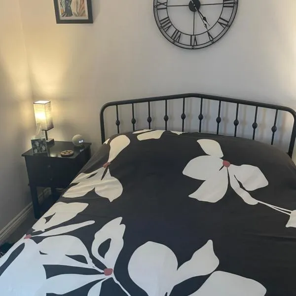 Cosy home from home with PRIVATE BATHROOM - FREE PARKING, hotel in Cardiff