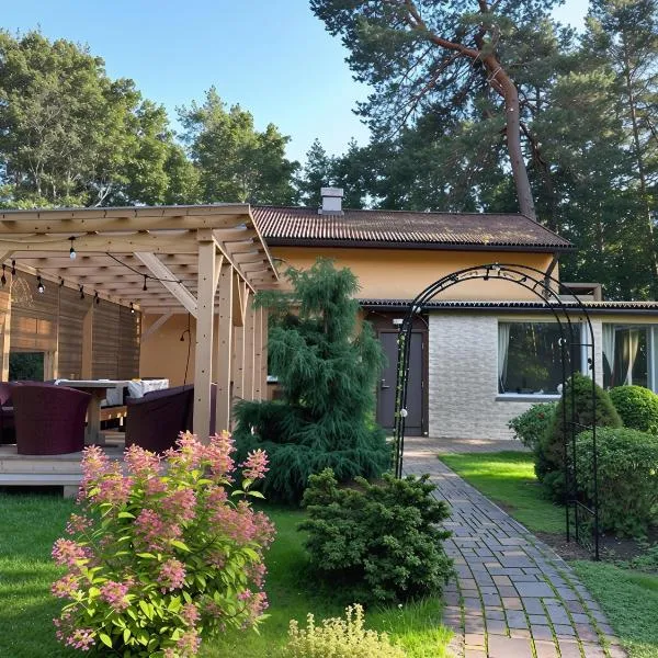 House By The Sea With Hot Tub, hotel i Riga