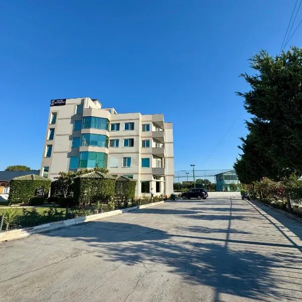 Aerostay hotel 1 km from airport, hotel in Rinas