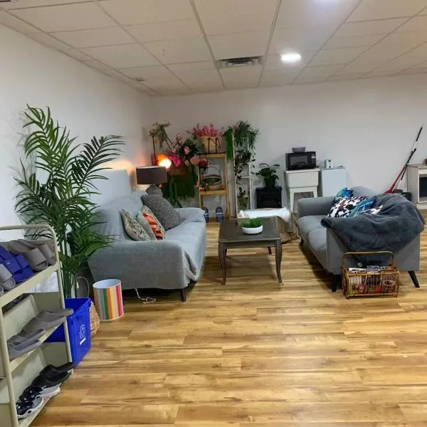 ArtHaus Downtown Emma Barr Unit 3BR 1BA، فندق في وايتهورس