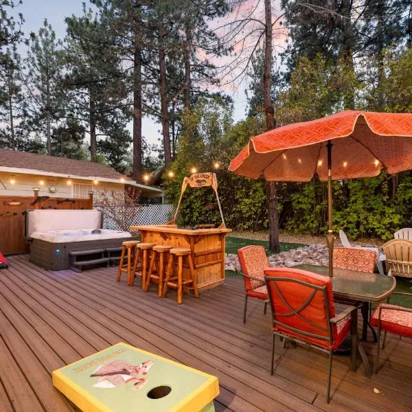 Tranquil Retreat with Fenced Backyard, Hot tub & Bar, hotel v destinaci Big Bear City