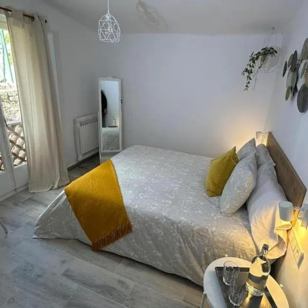 Habitación Roca Foradada en Casa Camí de les Aigües Monistrol de Montserrat, hotel in Monistrol