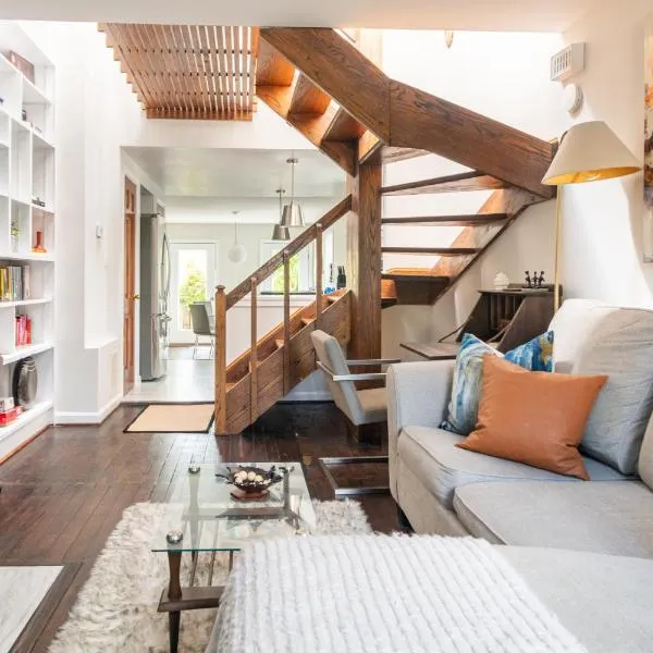 King Bed & Fenced Yard - Floyd's Freedom- Book Now!, Hotel in Alexandria