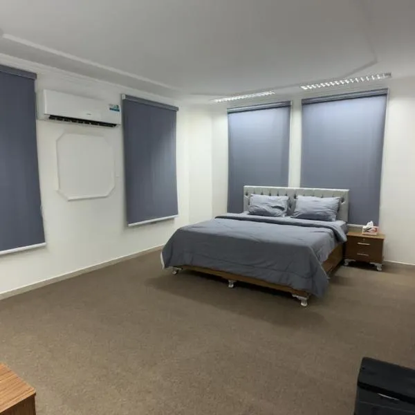 Luxury Rooms in Al Mouj Street - Excellent Location غرف فندقية راقية في شارع الموج - موقع مميز, Hotel in Mawāliḩ