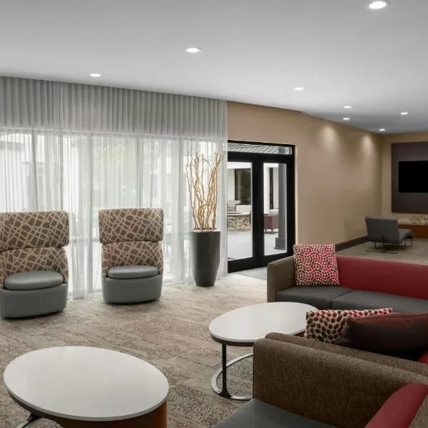 Courtyard Charlotte Airport North, hotel en Charlotte