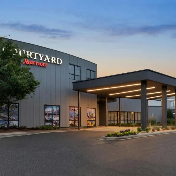 Courtyard Charlotte Airport North, hotel en Charlotte