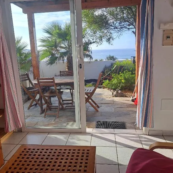 Beautiful small bungalow, amazing views and garden, hotel in Famara