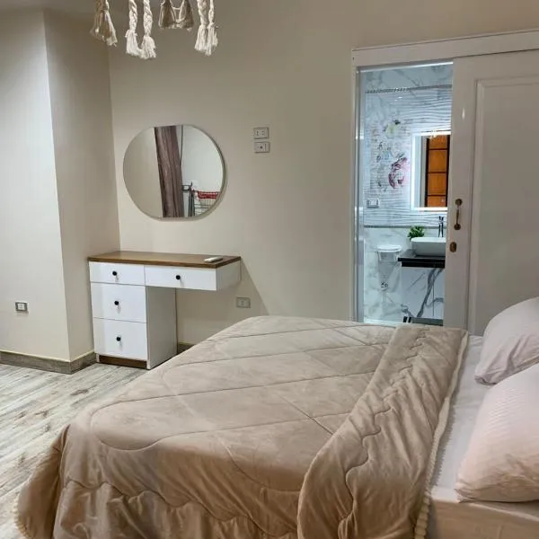 H Flat With Roof- One Kattamya, hotel en El Cairo