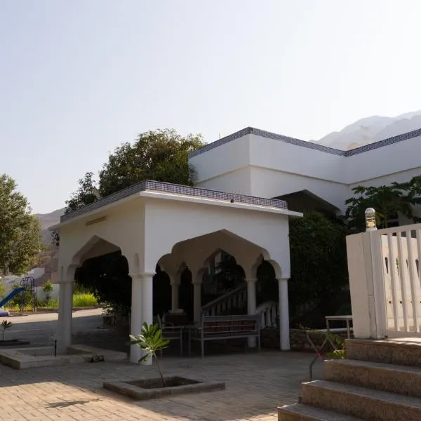 بيت الشّاب Al Shab House, ξενοδοχείο σε Ţīwī