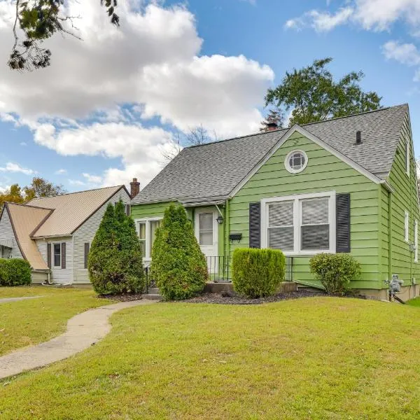 1 Mi to Dtwn Burlington Modern Home with Yard!, hotel i Burlington