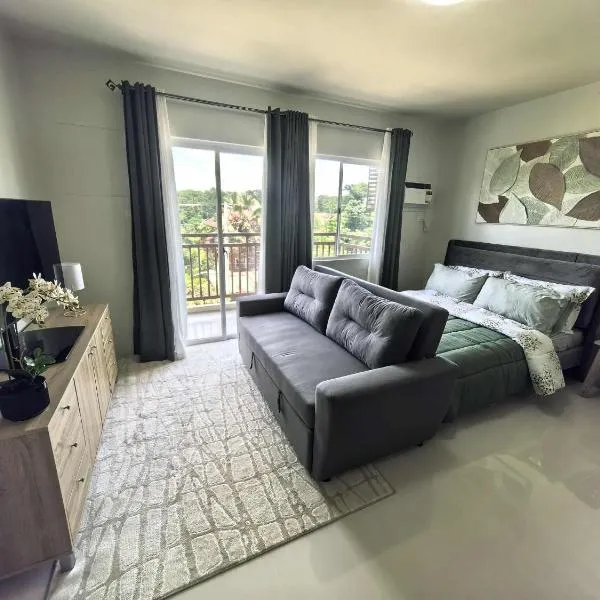 Stylish Condo Studio, Neflix, Pool, Balcony and near Airport, отель в Пуэрто-Принсеса