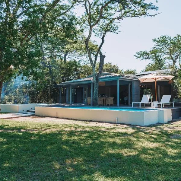 The Grand Luxury Safari Villa, Huge Private Pool, Hot tub, Outdoor Shower, Giraffe Tower, Free Standing Bath, Private Game Reserve, Stargazing, Ultimate Bush Luxury, hotel in Hluhluwe