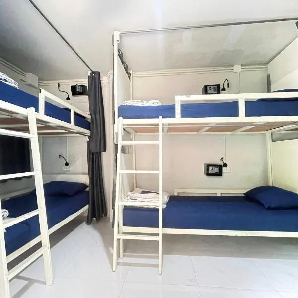 Babyshark Hostel - Loh Dalum Bay, hotel v destinaci Phi Phi Don