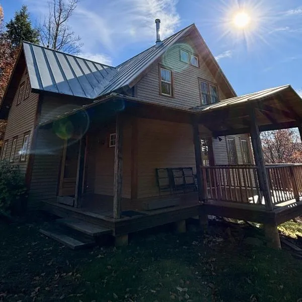 Light-filled Retreat in Mad River Valley, Hotel in North Fayston