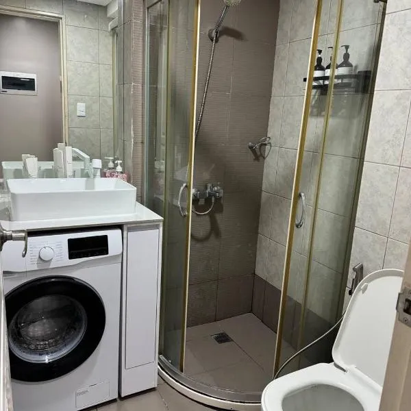 Monarch Parksuites staycation near Moa IKEA Solaire, hotell i Manila