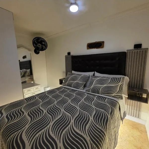 aparta-estudio cerca estación metro poblado، فندق في Belén