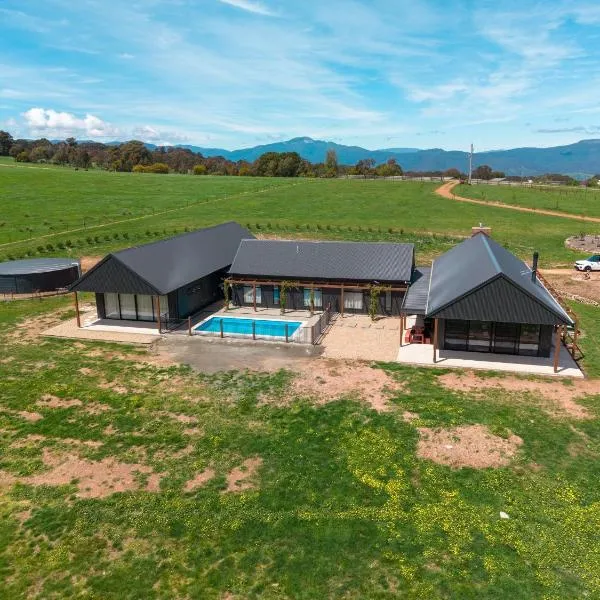 Half Mile High - Merrijig - Sleeps 10, hotel u gradu Barwite