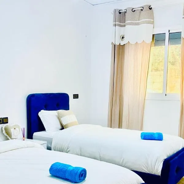 Magnifique maison famiiale moderne spacieuse de 150 m Avec de 3 chambres ,confortables et d un grand salon et terrasse, Idealement situee a 9 min du centre-ville elle se trouve à proximite de la route principale menant a l aeroport Berkane et Saidia, hotel in Oujda