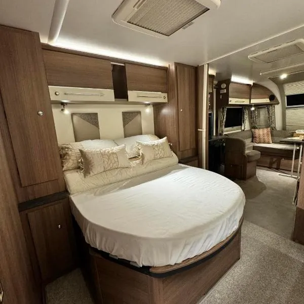 Caravana dintre nuci, Hotel in Oradea