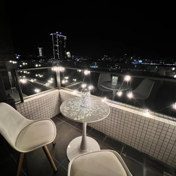 漫遊文旅溫泉宅ㄧ山海景觀陽台房ㄧ晚上6點入住ㄧ晚進晚退一21小時睡飽飽方案, hotel in Toucheng