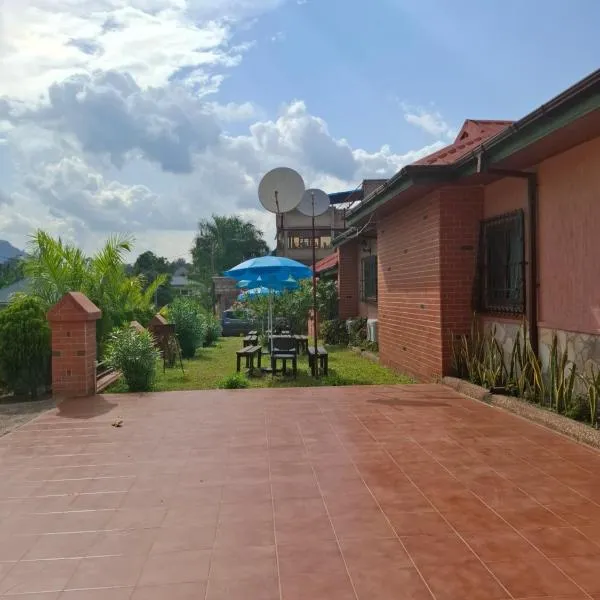 Santa Monica Home Lodge, hotel di Senchi