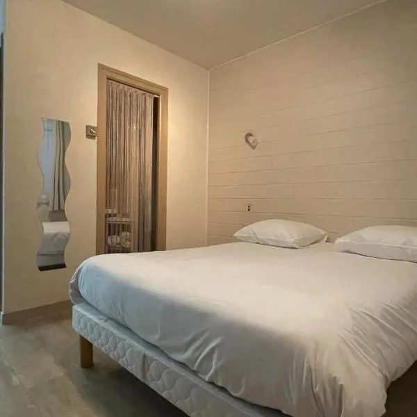 LES VOYAGEURS - Vairé, Hotel in Vairé
